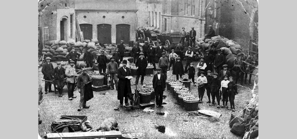 De markt op het Broederenkerkplein in 1886